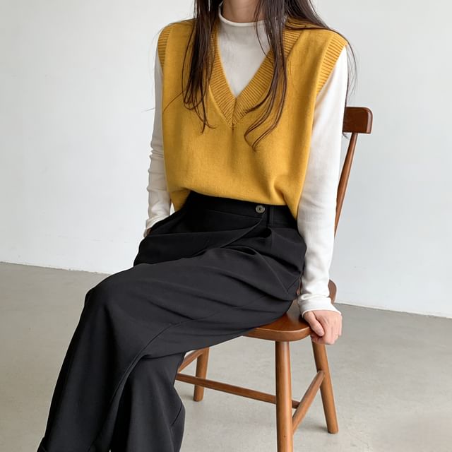 Mock-Neck Long-Sleeve Top / V-Neck Knit Vest