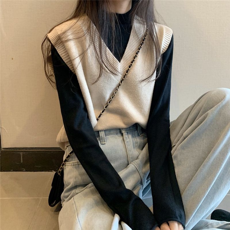 Mock-Neck Long-Sleeve Top / V-Neck Knit Vest