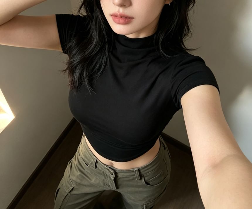 Short Sleeve Mock Neck Plain Ruched Crop Top